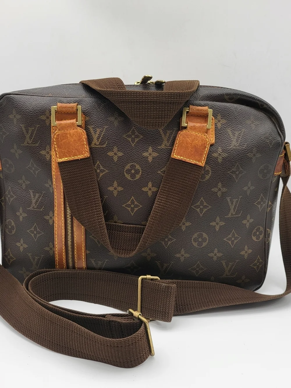 LOUIS VUITTON Monogram Sac Bosphore Messenger Bag..Authentic...